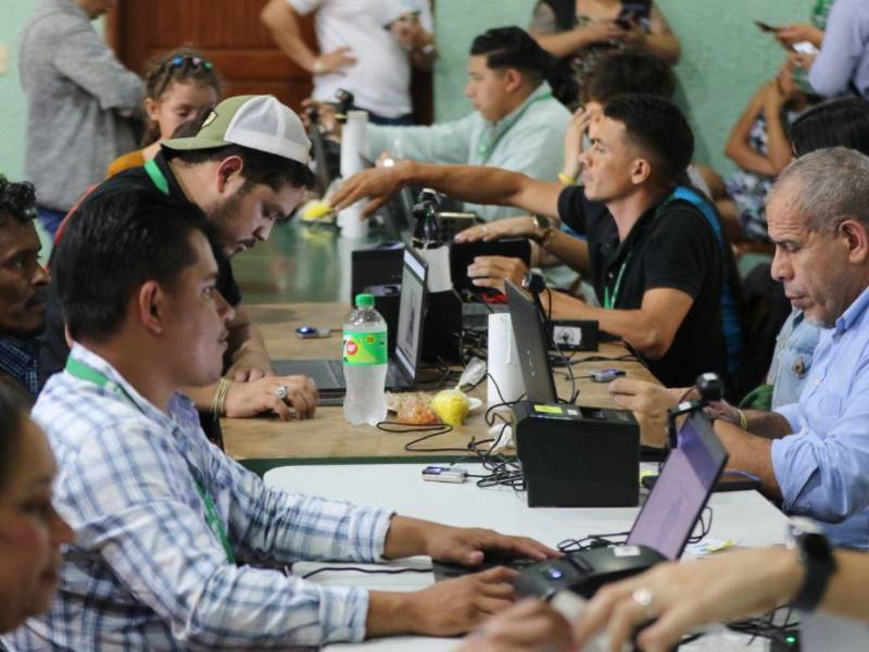 varios beneficiarios denunciaron que al recibir la ayuda se les habría pedido votar por el Partido Libertad y Refundación (Libre).