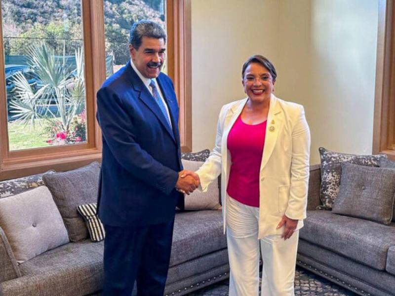 La presidenta Xiomara fue una de las pocas autoridades mundiales que felicitó a Nicolás Maduro por su fraudulento triunfo en las elecciones de 2024.