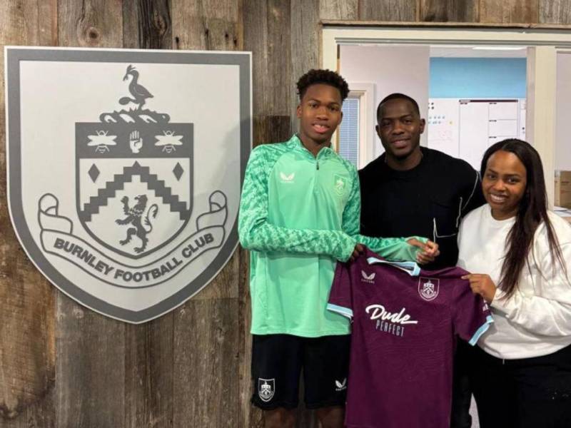 Keyvan junto a sus padres Maynor Figueroa y Sandra Norales tras ser fichado por el Burnley.
