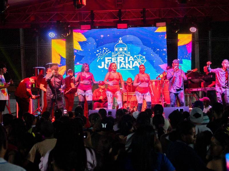 Los grupos musicales ponen el sabor en los carnavalitos.