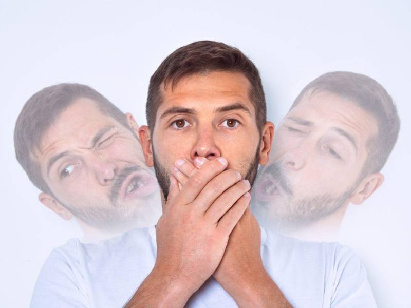 En algunos casos el síndrome de Tourette puede manifestarse como coprolalia (uso involuntario de palabras obscenas o socialmente inapropiadas) o copropraxia (gestos obscenos).