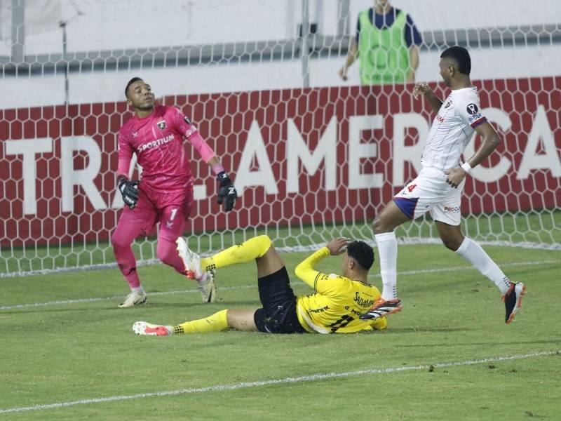 El brasileño Gustavo Moura se comió dos goles claros frente a la portería del Plaza Amador.