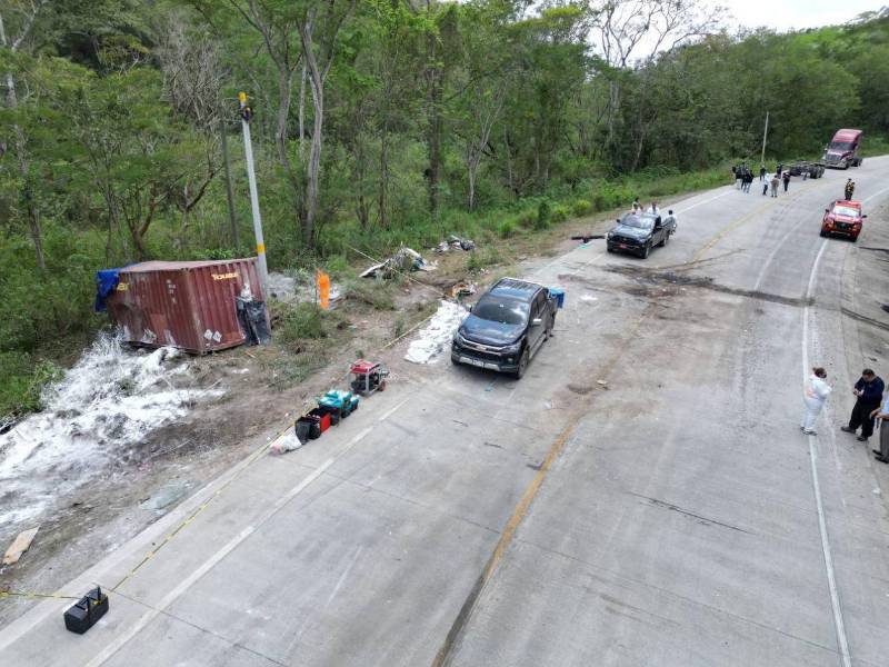 El accidente vial dejó al menos nueve víctimas mortales. Producto del choque, también se derramó cianuro en la CA-4.