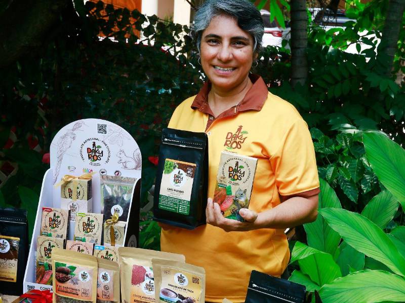 Puedes encontrar los productos de DaKayros Chocolate &amp; Coffee Shop en sus redes sociales y tienda en línea, bajo el nombre @dakayros chocolate &amp; coffee shop, donde puedes realizar pedidos con entregas a domicilio en todo Honduras.