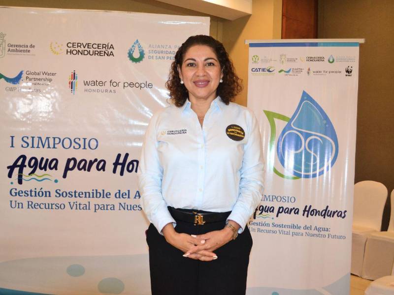 Karla Ávila, directora legal y de asuntos corporativos de Cervecería Hondureña, destacó que la Red de Restauración de Bosques Riparios busca recuperar y proteger las áreas degradadas de la cuenca de El Merendón.