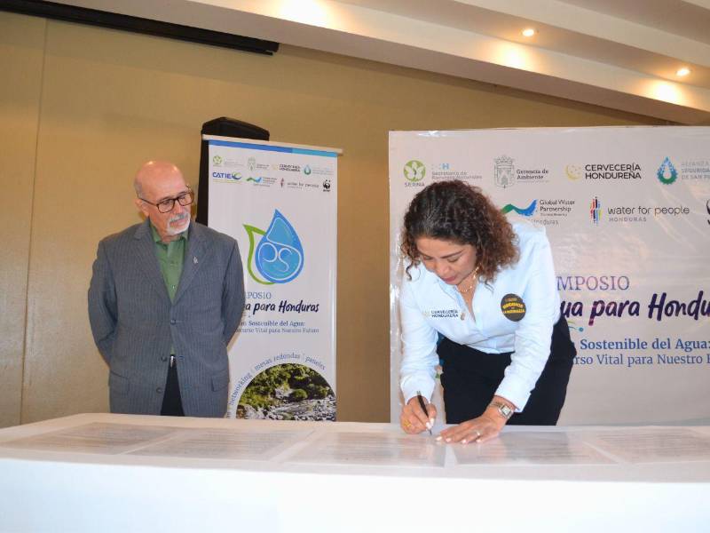 Firman el acuerdo: Karla Ávila y Jorge Salaverri, en representación de Cervecería Hondureña y Serna, respectivamente.