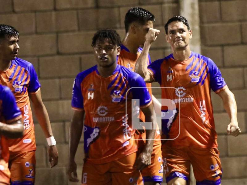 Roberto Moreira de penal puso el 1-0 del partido antes de finalizar el primer tiempo.