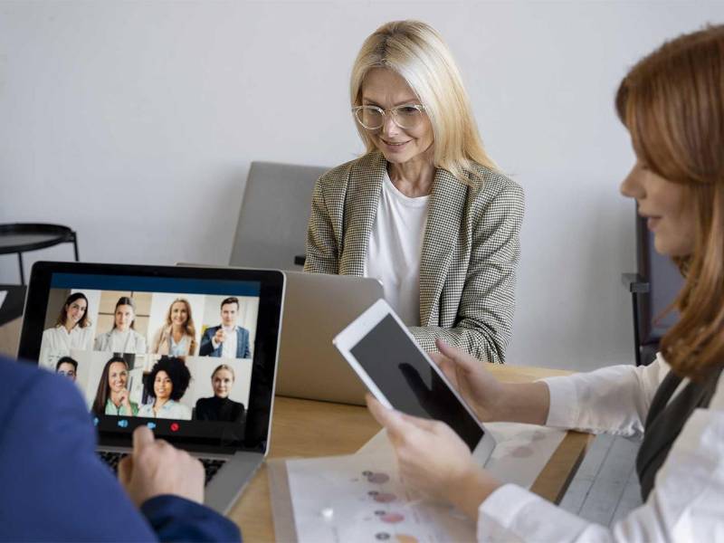 Descubre la capacidad de conectar de manera eficiente a equipos de trabajo en diferentes lugares.