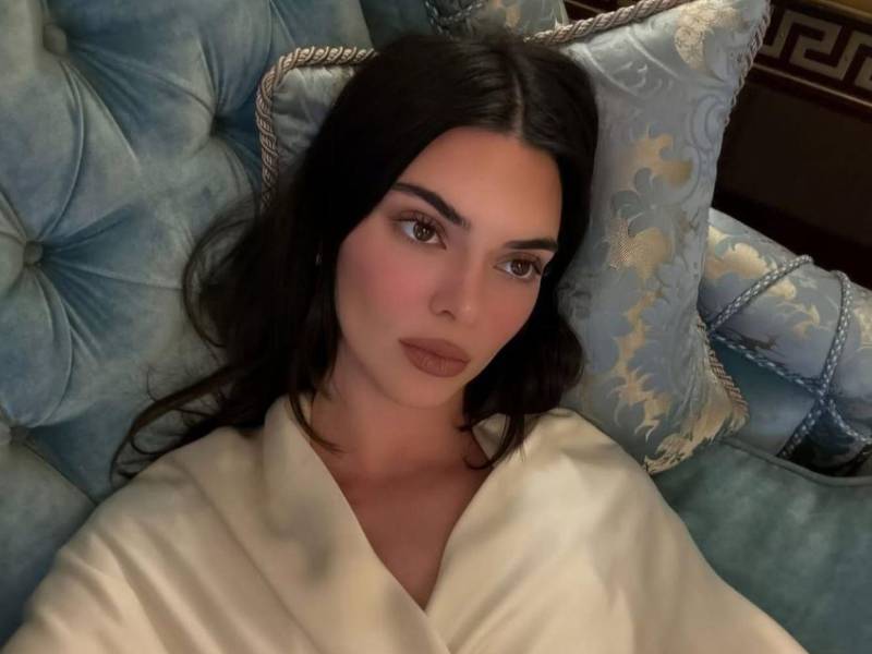Kendall Jenner decidió enfrentar de forma directa algunos de los rumores que más han circulado sobre su imagen pública en los últimos años. La modelo habló abiertamente sobre las especulaciones relacionadas con su sexualidad y, especialmente, sobre las versiones que aseguran que se ha sometido a múltiples cirugías estéticas.