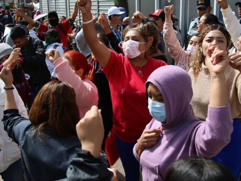 Protestas de Libre marcan entrega de credenciales a alcaldes en el CNE