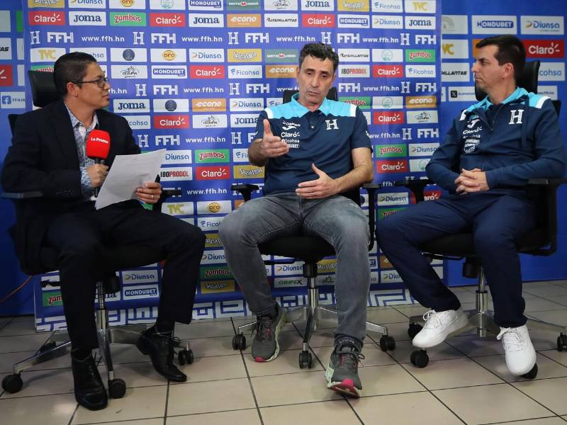 El periodista de Grupo OPSA, Erlin Varela, en la entrevista con Francisco Molina, quien fue acompañado por Francis Hernández.