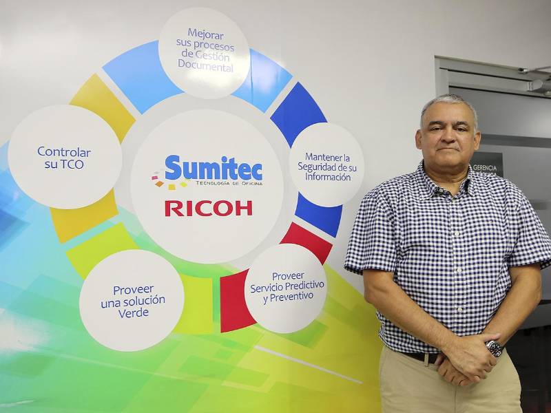 El ingeniero Julio Varela detalló los beneficios de la tecnología SD-WAN de Tigo Business, destacando la reducción de costos operativos y la optimización del trabajo del departamento de TI.