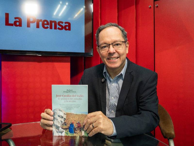Rafael Delgado Elvir y su libro José Cecilio del Valle: El político del estudio y la acción, en el estudio de Diario La Prensa.