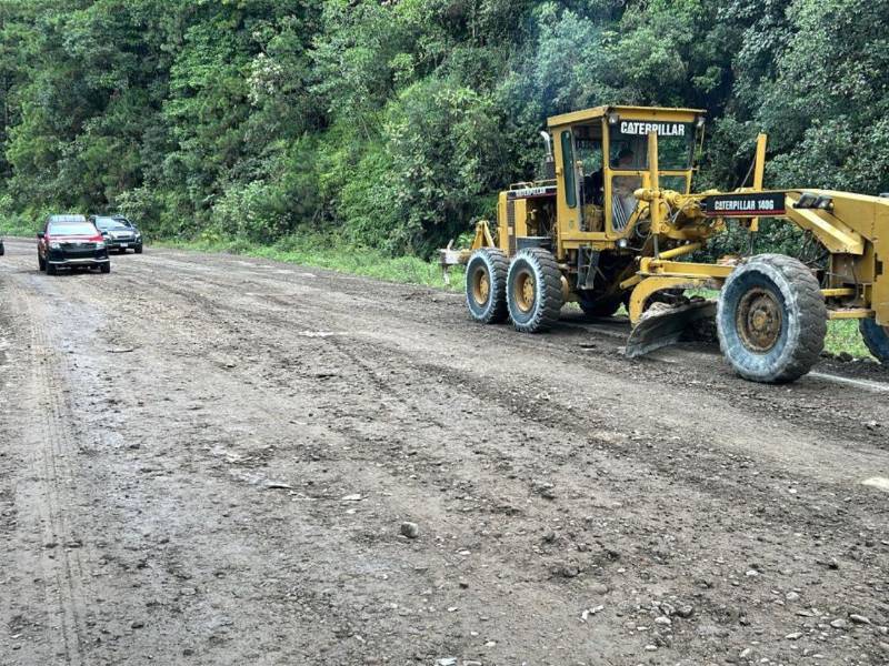 La pavimentación de la carretera a La Esperanza está muy avanzada, sin embargo, ya acumula 14 meses de retraso para ser finalizada. Para el festival del Choro y el Vino es el fin de semana, por lo que la vía fue reparada para atender a los turistas.
