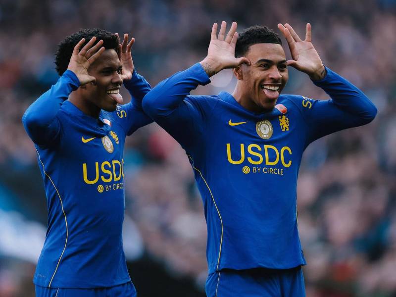 Morgan Rogers y Estevao celebrando el primer tanto del partido para la victoria del Chelsea.