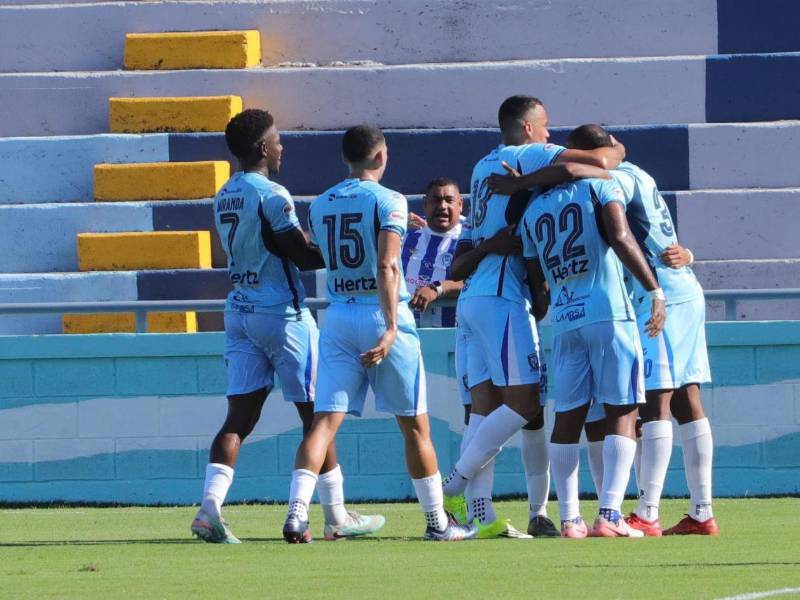 Jugadores del Génesis PN celebrando uno de los goles ante el Victoria.