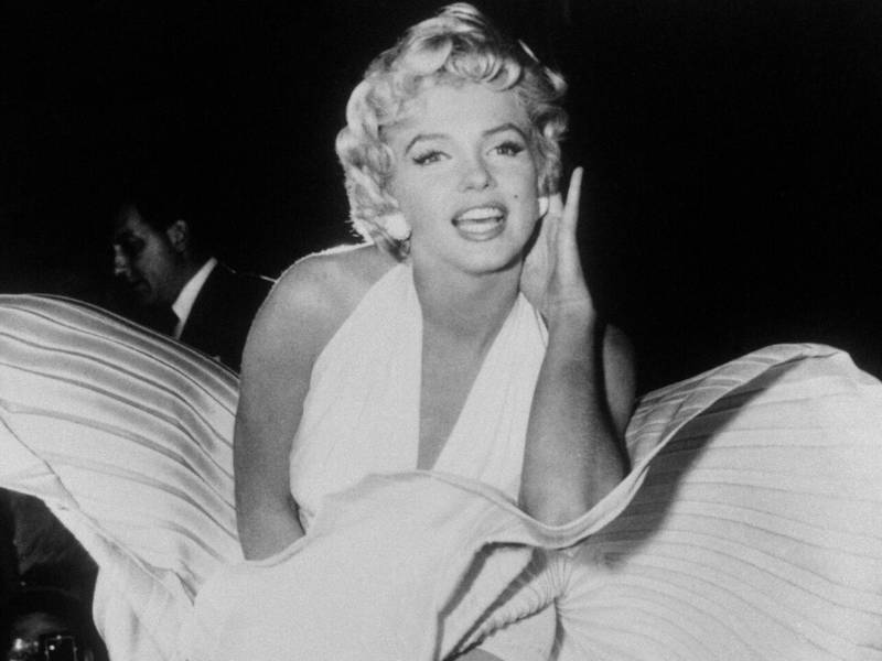 “Fue una actriz muy seria, incluso cuando interpretaba personajes que explotaban la imagen de la rubia ingenua”, añadió Emily Carman, profesora asociada de Cine y Artes Mediáticas de la Universidad Chapman, al destacar papeles como Some Like It Hot.