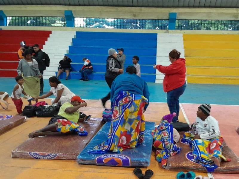 Las familias damnificadas en el gimnasio municipal de La Ceiba.
