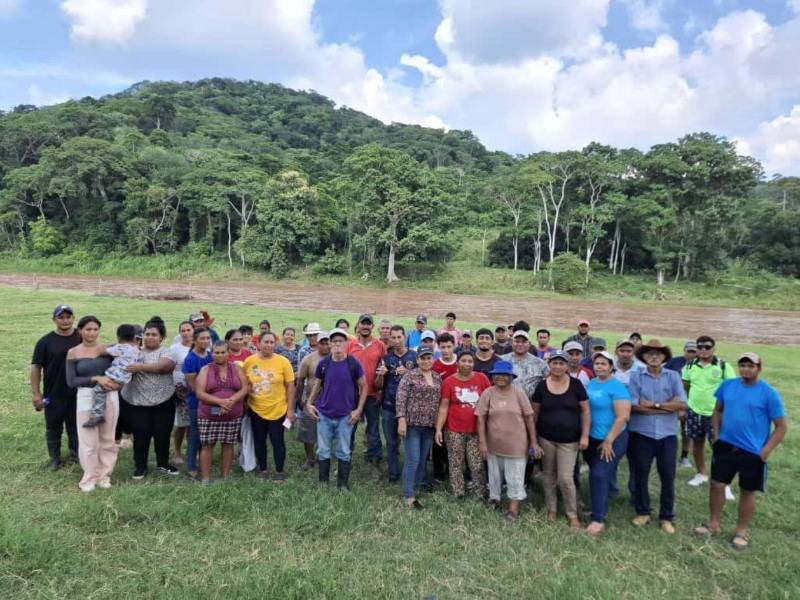 Los Consejos Indígenas Lencas de Brisas del Río, Mirasol, San Marcos y Tejeras, en Santa Bárbara, se mantienen vigilantes en los terrenos donde se construiría la obra.
