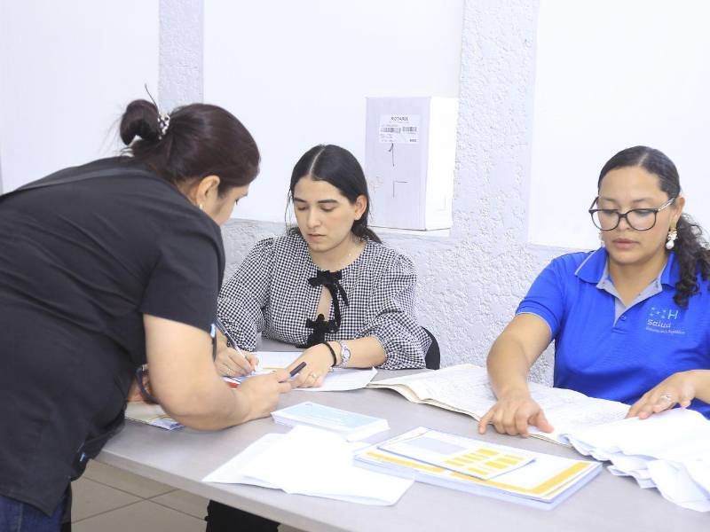 Una mujer participa en la jornada de vacunación organizada por la Región Sanitaria de Cortés.