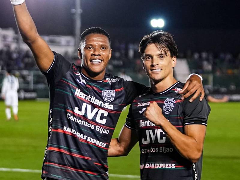 El colombiano Yairo Moreno celebrando su gol junto al argentino Farioli.