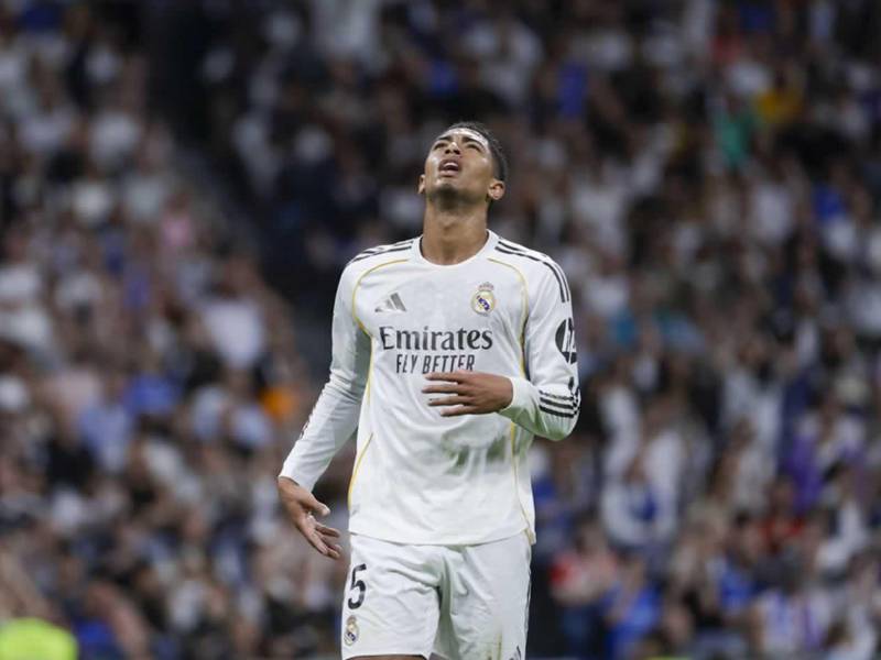 Jude Bellingham se lamenta tras una ocasión desperdiciada por el Real Madrid ante Girona.
