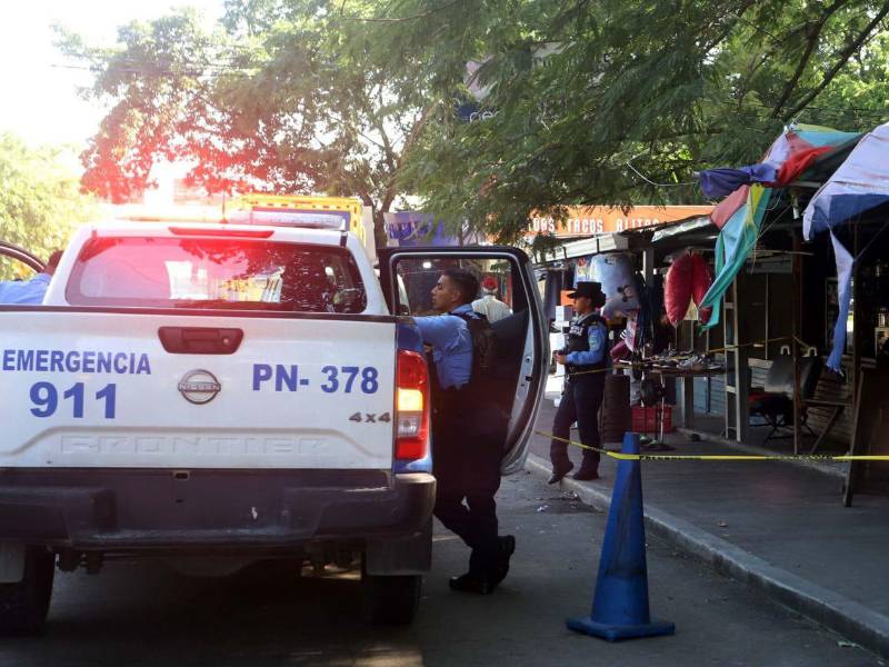 El cuerpo del hombre quedó en un negocio frente al hospital Mario Rivas, donde había acudido en busca de atención médica.