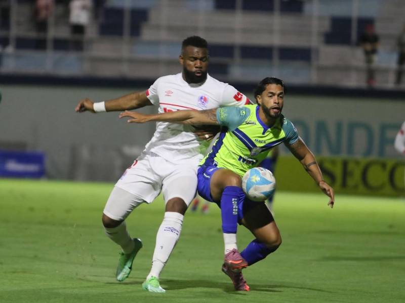 Nelson Muñoz protege el balón de la marca de Jorge Benguché.