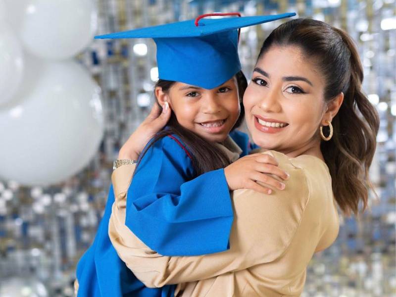Katherine posando muy feliz junto a su pequeña Fernanda Sophia en su graduación del kindergarten.