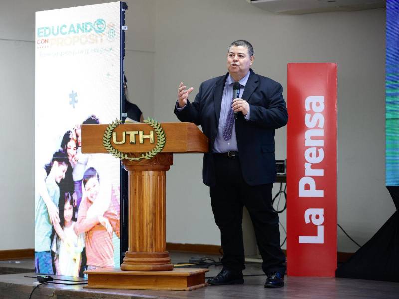 Nelson García, exponiendo sobre la aplicación de talleres diseñados para fortalecer la salud mental y brindar herramientas prácticas a docentes y padres.