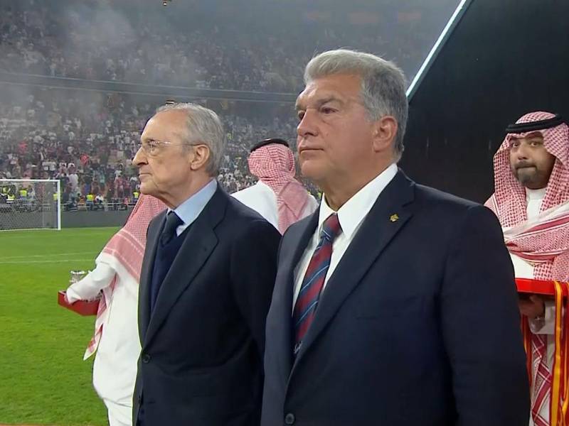 Joan Laporta y Florentino Pérez, juntos para las premiaciones de la final de la Supercopa de España.