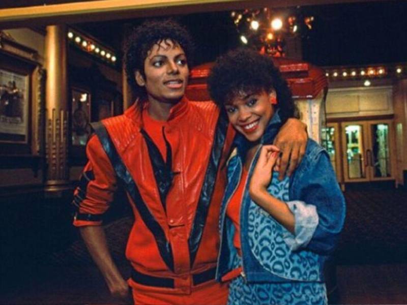 Catorce minutos bastaron para cambiarle la vida. Cuando en diciembre de 1983 se estrenó<i> </i><i><b>Thriller</b></i><b> </b>de Michael Jackson, el videoclip revolucionó la industria musical y, a la vez, convirtió a una joven modelo llamada <b>Ola Ray</b> en parte de la historia del pop. Aunque su rostro quedó inmortalizado en el video más visto de la historia, su vida después de aquella experiencia fue una montaña rusa de fama, olvido, adicciones, demandas y nostalgia.