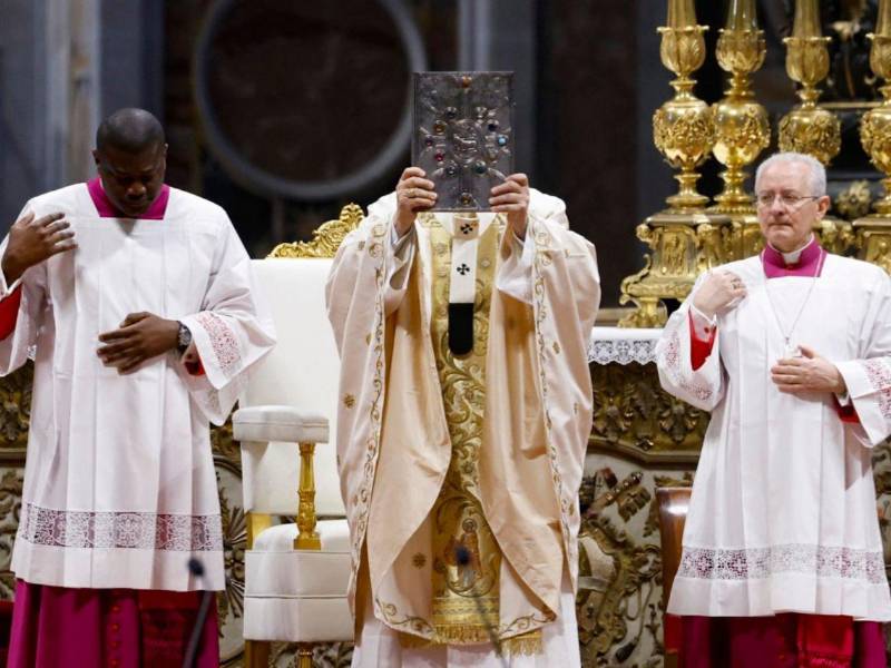 El papa León XIV inició los ritos de su primera Semana Santa como pontífice con la celebración de la Misa Crismal de Jueves Santo en la basílica de San Pedro.