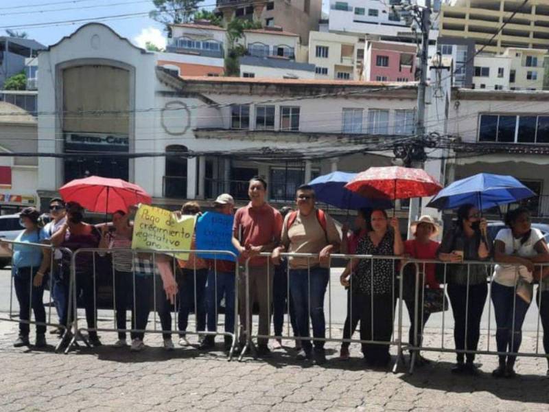Los docentes vienen exigiendo el pago de la deuda histórica en plantones públicos.