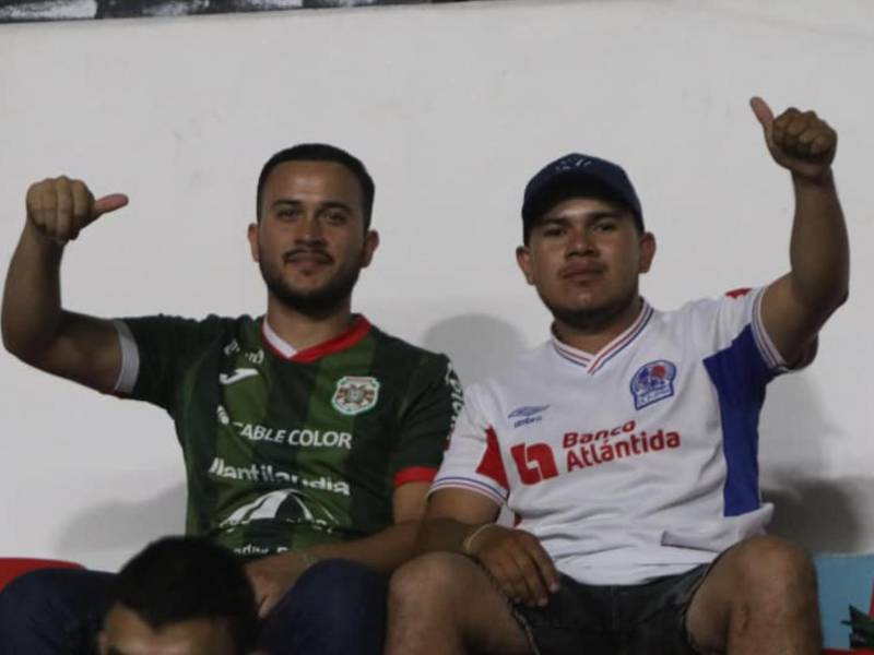 Aficionado del Marathón y Olimpia posan para el lente de Diario LA PRENSA.
