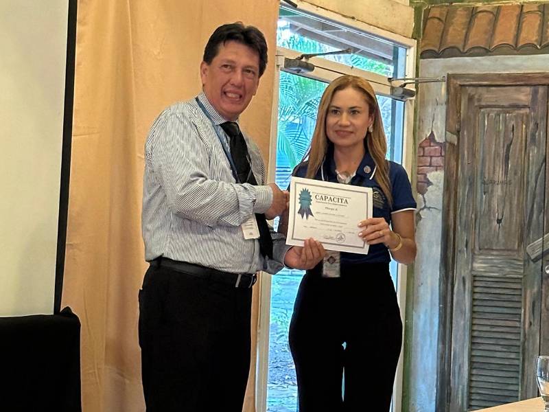 Delia Susana Guifarro Díaz, gerente general, compartió con los colaboradores la visión de la empresa y la importancia del crecimiento profesional.