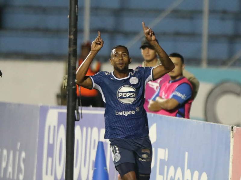 Romario da Silva celebrando su primer gol en la Liga Nacional con el Motagua.