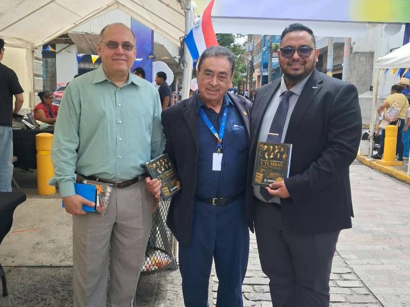 El historiador Guillermo Zúñiga (centro), presentó recientemente su nuevo libro.