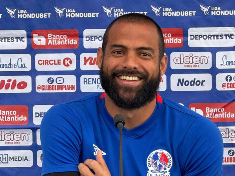 Edrick Menjívar atendió a los medios de comunicación en el campamento del Olimpia.