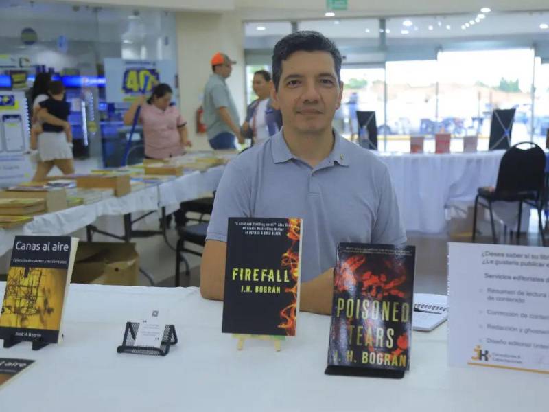 El escritor hondureño J. H. Bográn, en una fotografía de archivo del año 2024. Ha escrito libros en inglés y en español.