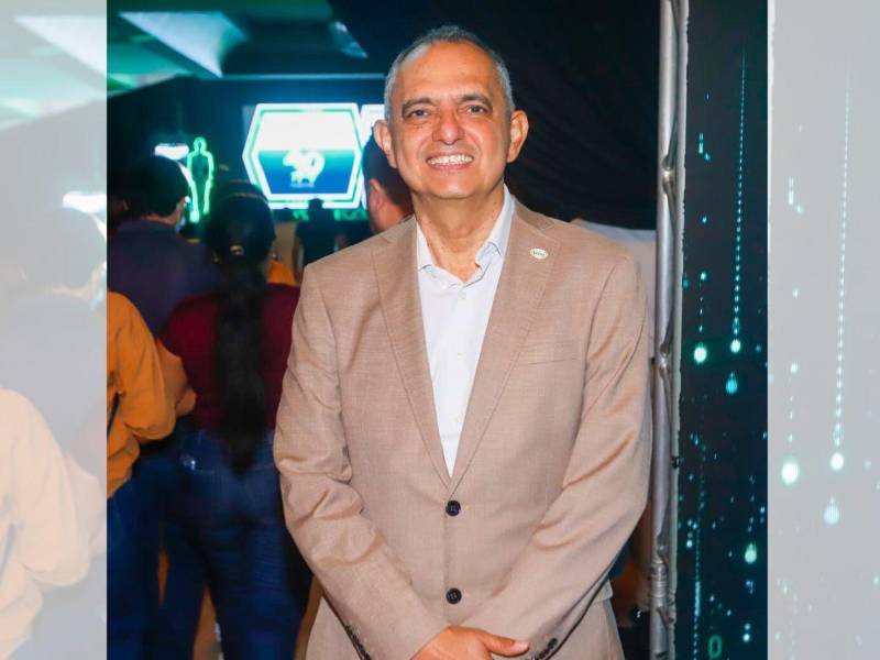 El doctor Javier Mejía, rector de UTH, indicó que opciones de posgrado como la Maestría en Ciberseguridad permiten a los estudiantes continuar su desarrollo profesional en campos tecnológicos especializados.