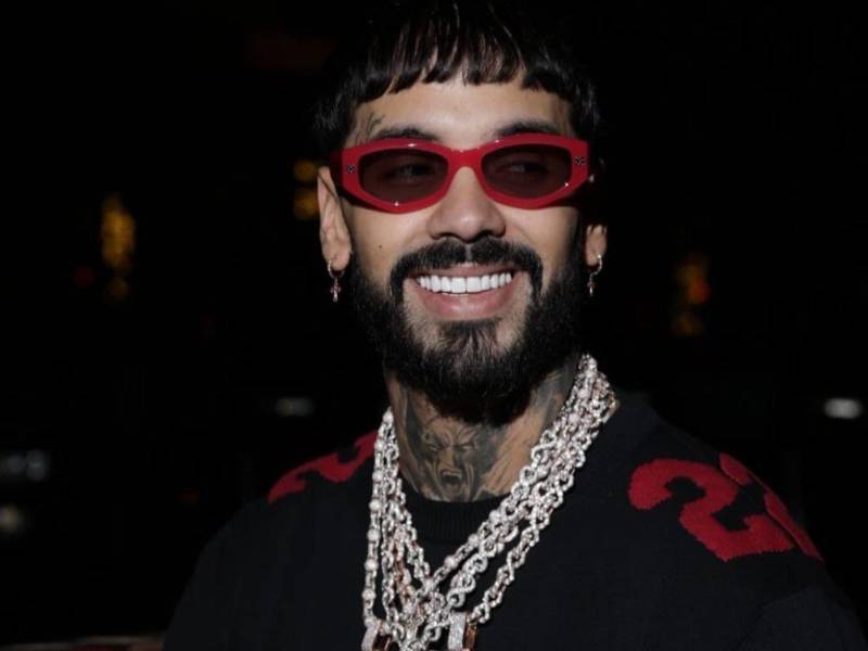 La imagen reciente de Anuel AA ha despertado inquietud entre sus seguidores. En redes sociales, fans del intérprete puertorriqueño han expresado preocupación por el aspecto físico del artista, al notar una pérdida de peso considerable y señales visibles de cansancio.