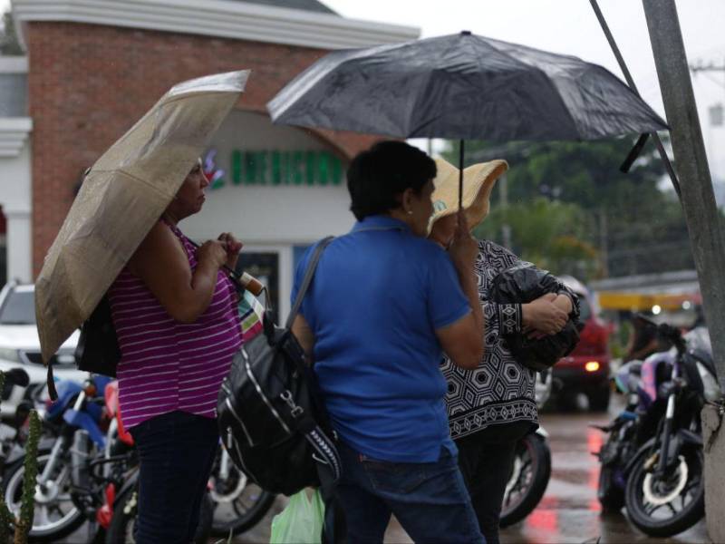 Capitalinas durante un día lluvioso.