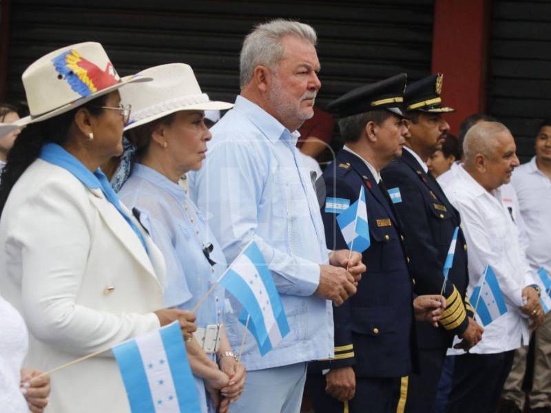 El alcalde COntreras dirigió el desfile organizado por la Municipalidad de San Pedro Sula.