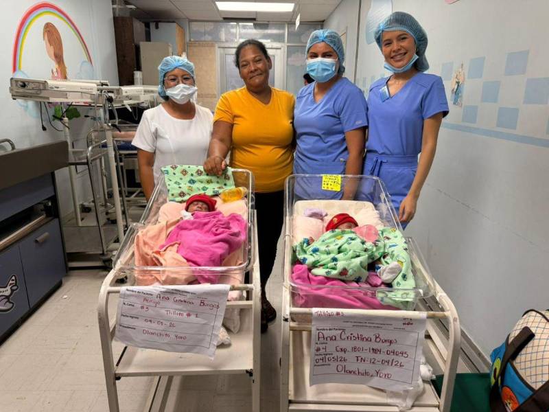 Ana Cristina Burgos junto a personal del hospital durante el alta médica a dos de sus trillizos.