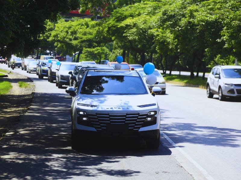 Vista frontal del Jetour Dashing, destacando su diseño moderno y líneas aerodinámicas.