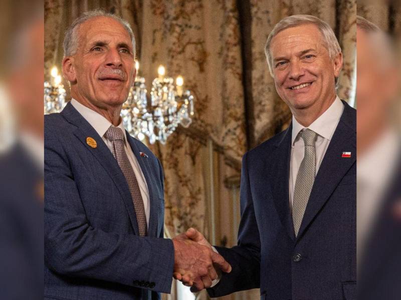 Asfura Zablah y Kast Rist en un apretón de manos ante la prensa oficial.