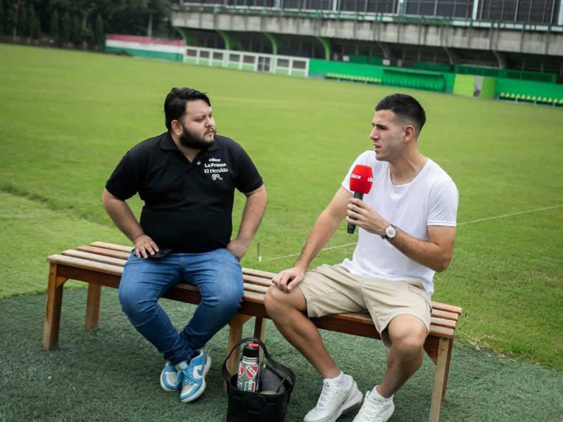 El delantero argentino durante la entrevista con el periodista Walter García.