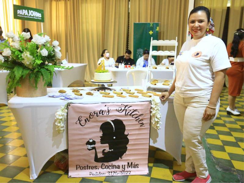 Enora López, propietaria de <b>Enora’s Kitchen</b>, donó un delicioso pastel que fue sorteado entre las parejas asistentes.