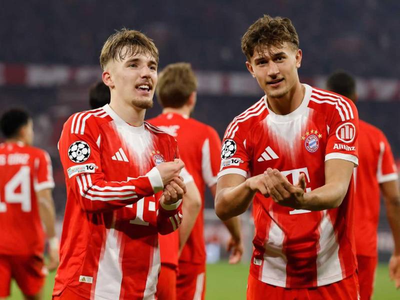 El joven Lennart Karl (izquierda), de 18 años, celebrando su gol con el Bayern Múnich.